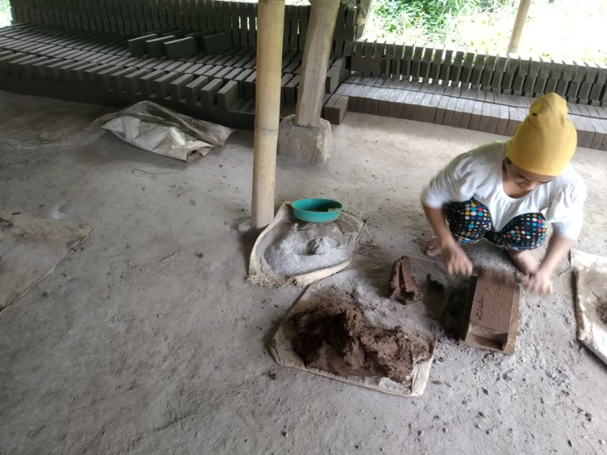 perajin-batu-bata-di-kampung-kendan-desa-nagreg.jpg