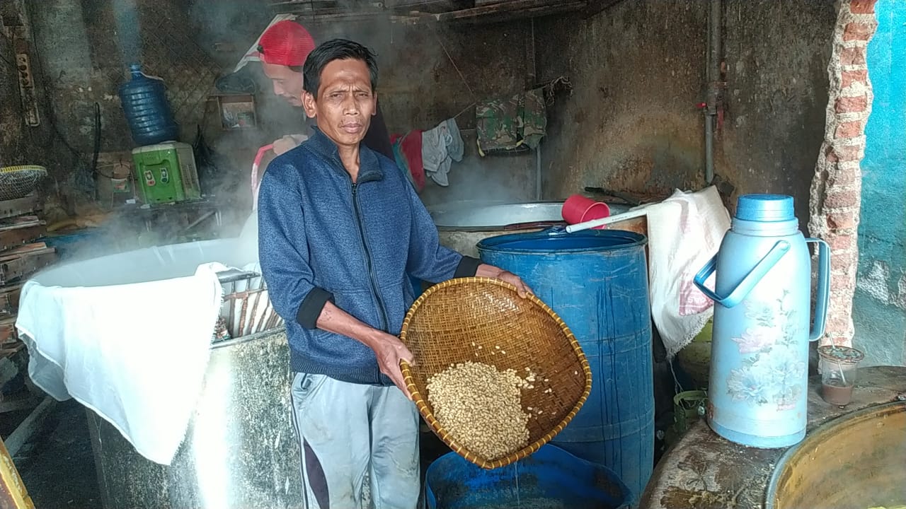 perajin-di-sentra-tahu-cibuntu-supardi.jpg