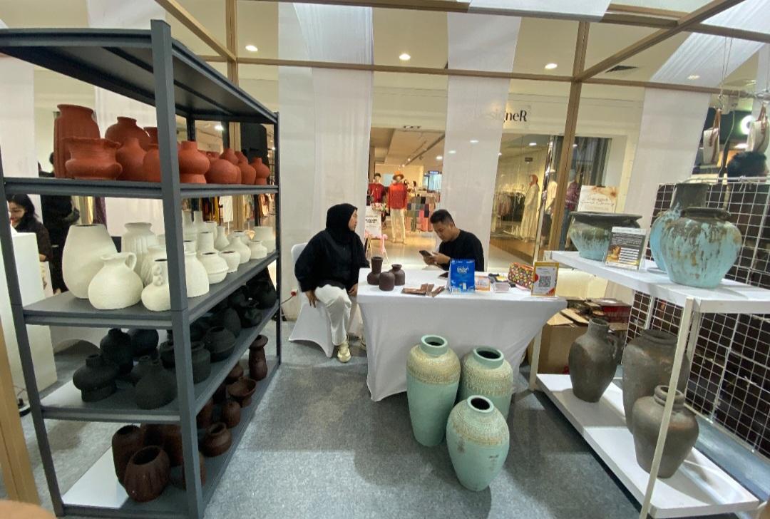perajin-keramik-plered-di-pameran-di-ciwalk.jpg