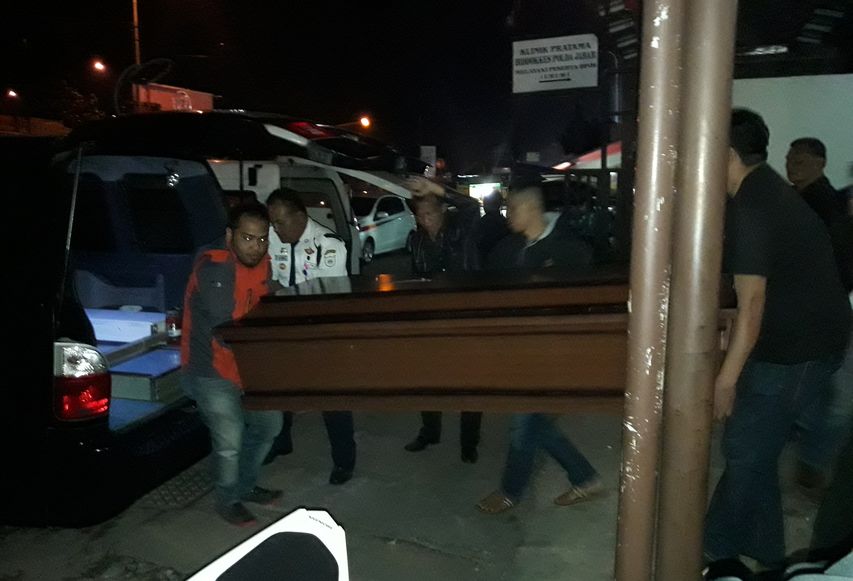 Jenazah Kakak Beradik yang Loncat dari Apartemen Gateway Dibawa Pulang Keluarganya