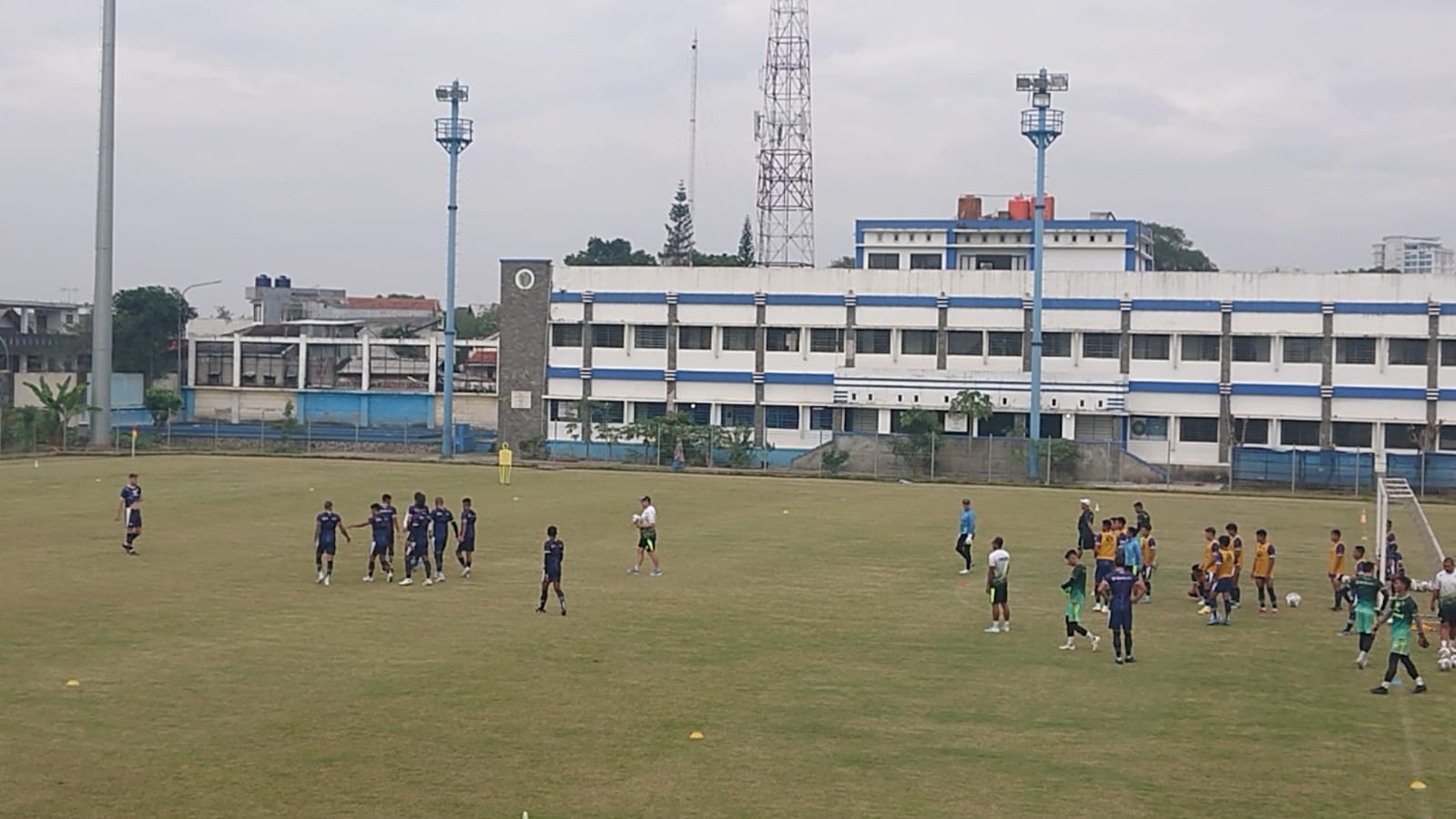 Persib Bandung Tetap Latihan di Tengah Desakan Robert 'Out', Polisi Bersiaga di Stadion Sidolig