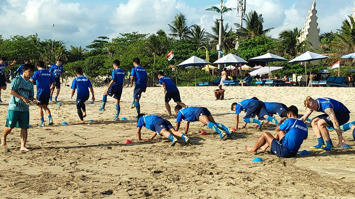 persib-bandung-latihan-di-pantai-legian-bali.jpg