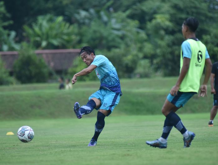 persib-bandung-menggelar-latihan-di-yogyakarta-18-november-2021.jpg