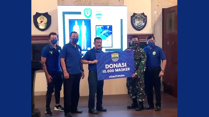 persib-bandung-serahkan-bantuan-ke-kodam-iiisiliwangi.jpg