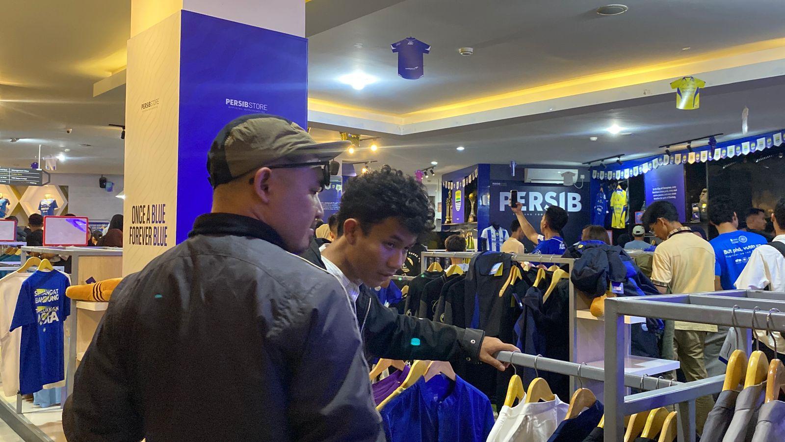 Demam Juara! Bobotoh Rela Antre Borong Jersey Persib Kasta Tertinggi Seharga Rp1,1 Juta