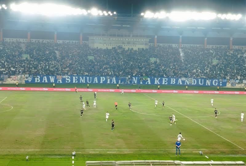 persib-vs-dewa-united-si-jalak.jpg