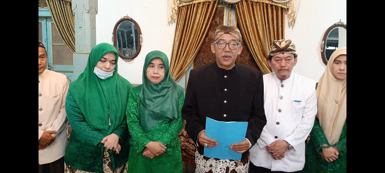 perwakilan-keluarga-besar-kesultanan-cirebon-saat-membacakan-sikap.jpg