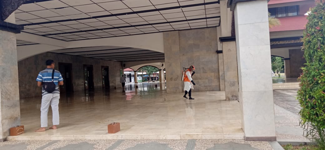 petugas-bpbd-indramayu-saat-melakukan-penyemprotan-di-masjid-agung-indramayu.jpg