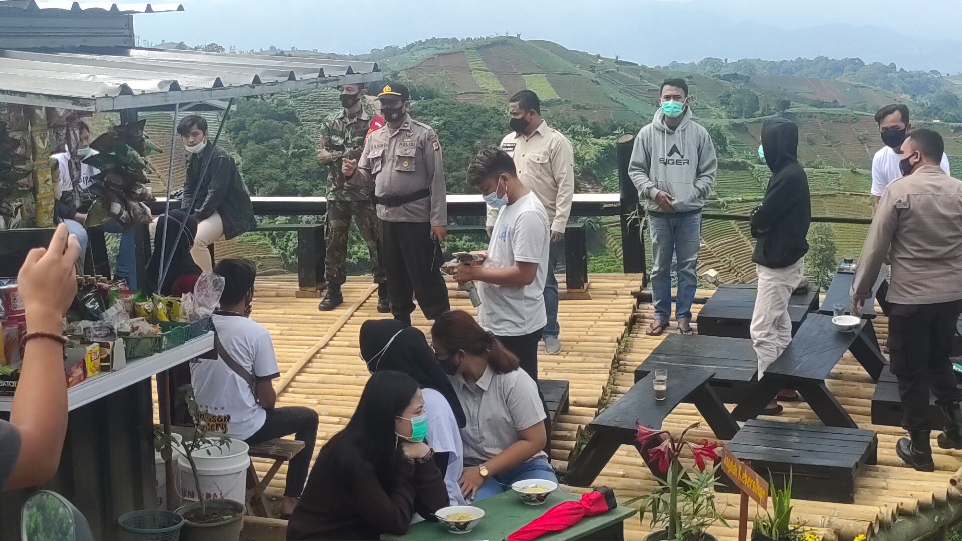 Petugas Bubarkan Pengunjung yang Ngotot Berwisata di Panyaweuyan Argapura Majalengka