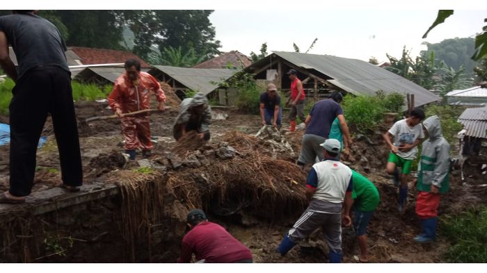 petugas-damkar-kuningan-bersama-warga-tanggul-jebol-27122020.jpg