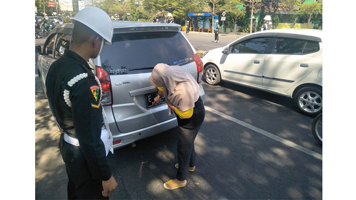 Denpom III/3 Cirebon Sita Atribut TNI yang Dipakai Warga Sipil, Termasuk Stiker di Kendaraan