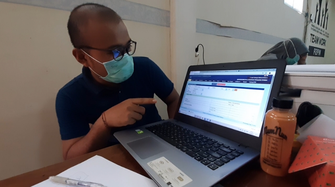 petugas-dinkes-kabupaten-cirebon-saat-menunjukkan-data-perkembangan-kasus-tbc.jpg