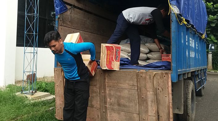 petugas-dinsos-kabupaten-bandung-mengangkut-logistik_20171110_174443.jpg