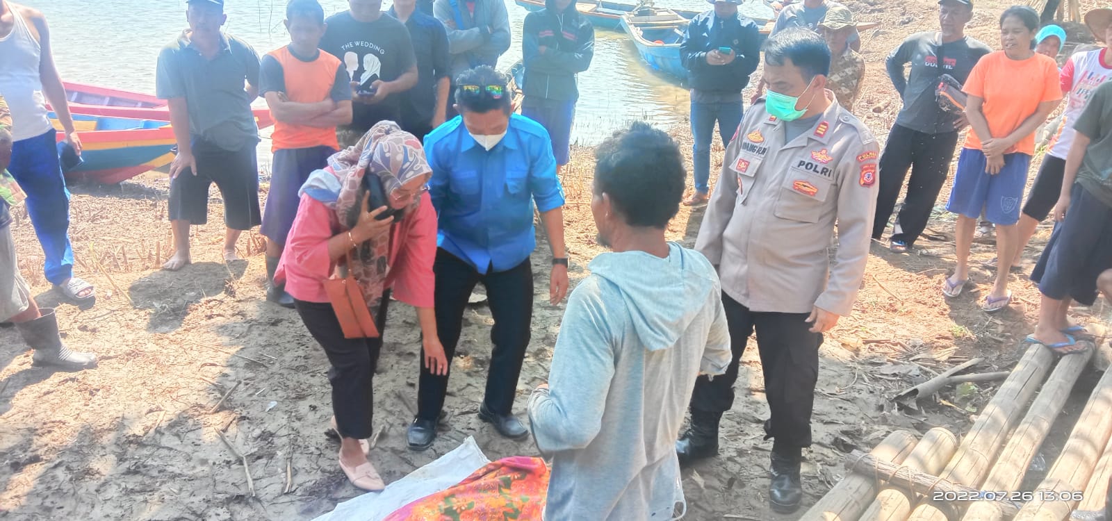 petugas-gabungan-mengevakuasi-jenazah-cece.jpg