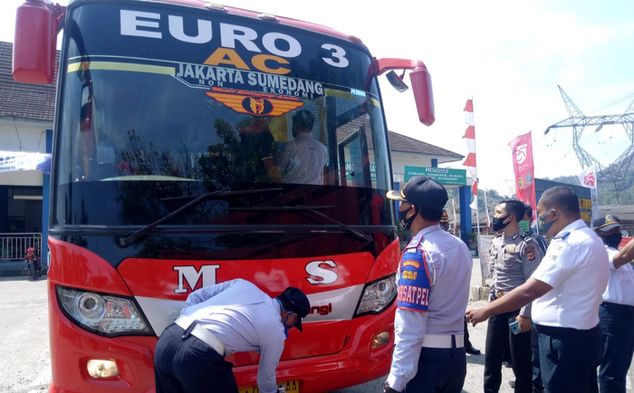 petugas-gabungan-saat-melakukan-ramp-check-bus-di-terminal-ciakar-sumedang-rabu-2272020.jpg