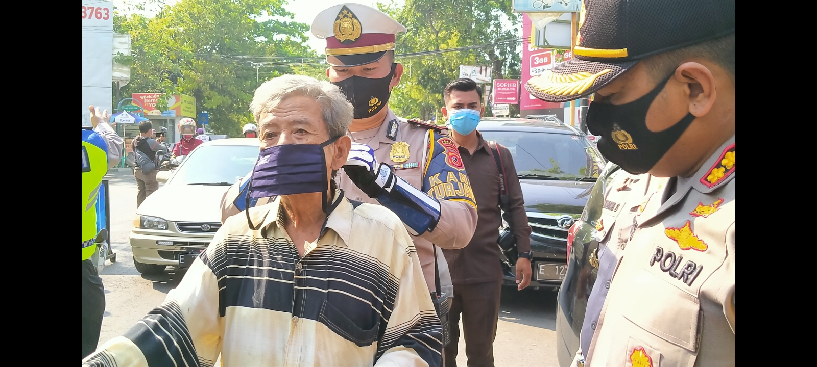 petugas-gabungan-saat-menggelar-razia-yustisi-penggunaan-masker.jpg
