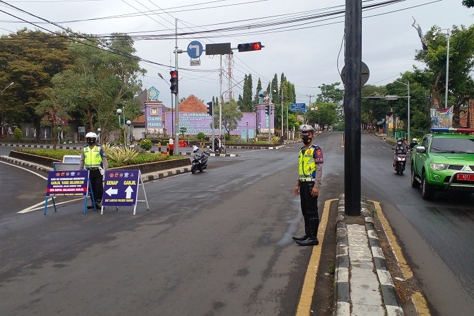 petugas-kepolisian-berjaga-di-ruas-jalan-pemberlakuan-ganjil-genap-di-ciamis.jpg