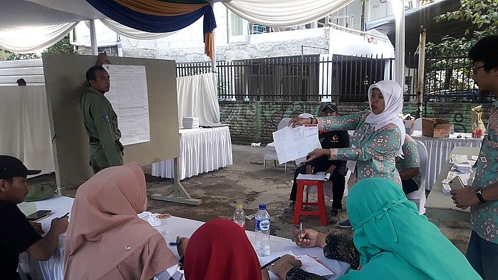 petugas-kpps-di-tps-01-kelurahan-dago-hitung-suara_20180627_234857.jpg