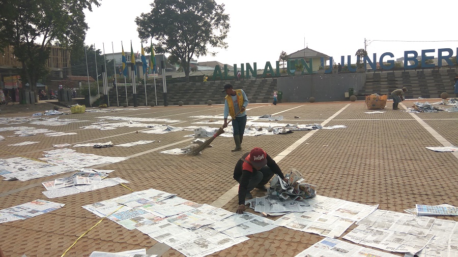 petugas-membersihkan-sampah-koran-bekas-salat-ied-di-alun-alun-ujungberung_20170901_083639.jpg