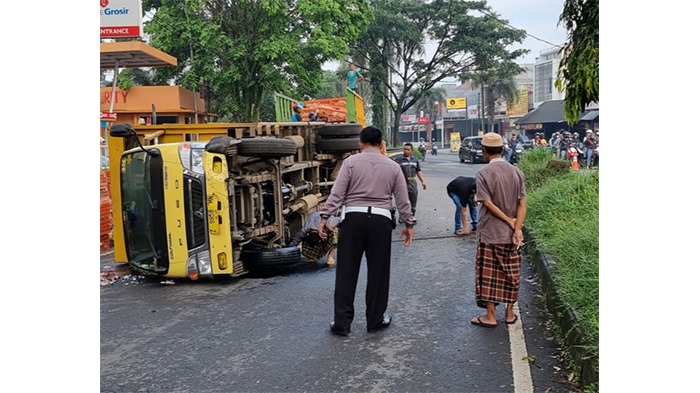 petugas-mengatur-truk-terguling-di-jalan-letjen-mashudi-kota-tasikmalaya.jpg