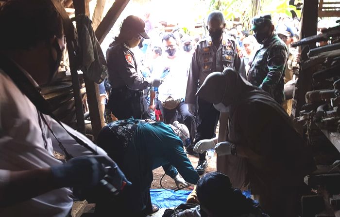 petugas-mengevakuasi-jenazah-korban-gantung-diri-di-kandang-kambing-di-desa-durajaya.jpg