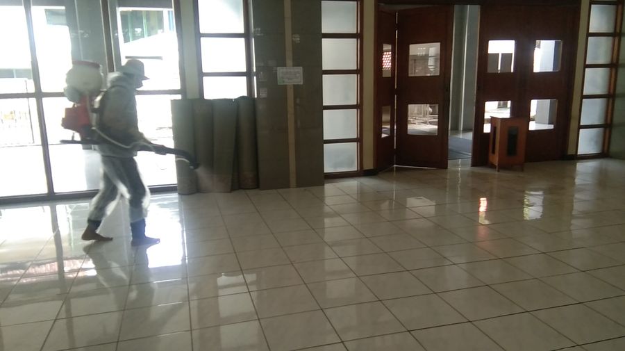 petugas-menyemprotkan-disinfektan-di-masjid-agung-garut.jpg
