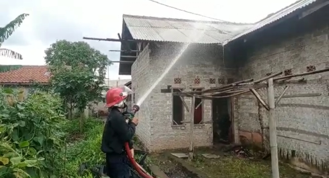 petugas-pemadam-kebakaran-sedang-memadamkan-kebakaran-di-rumah-sarifudin.jpg