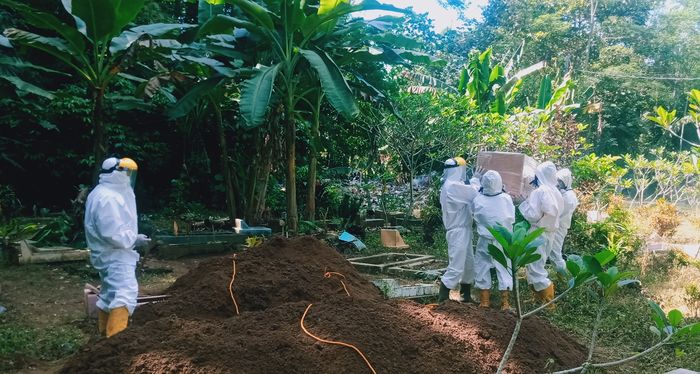 petugas-pemakaman-sedang-memakamkan-jenazah-pasien-covid-19-di-pangandaran.jpg