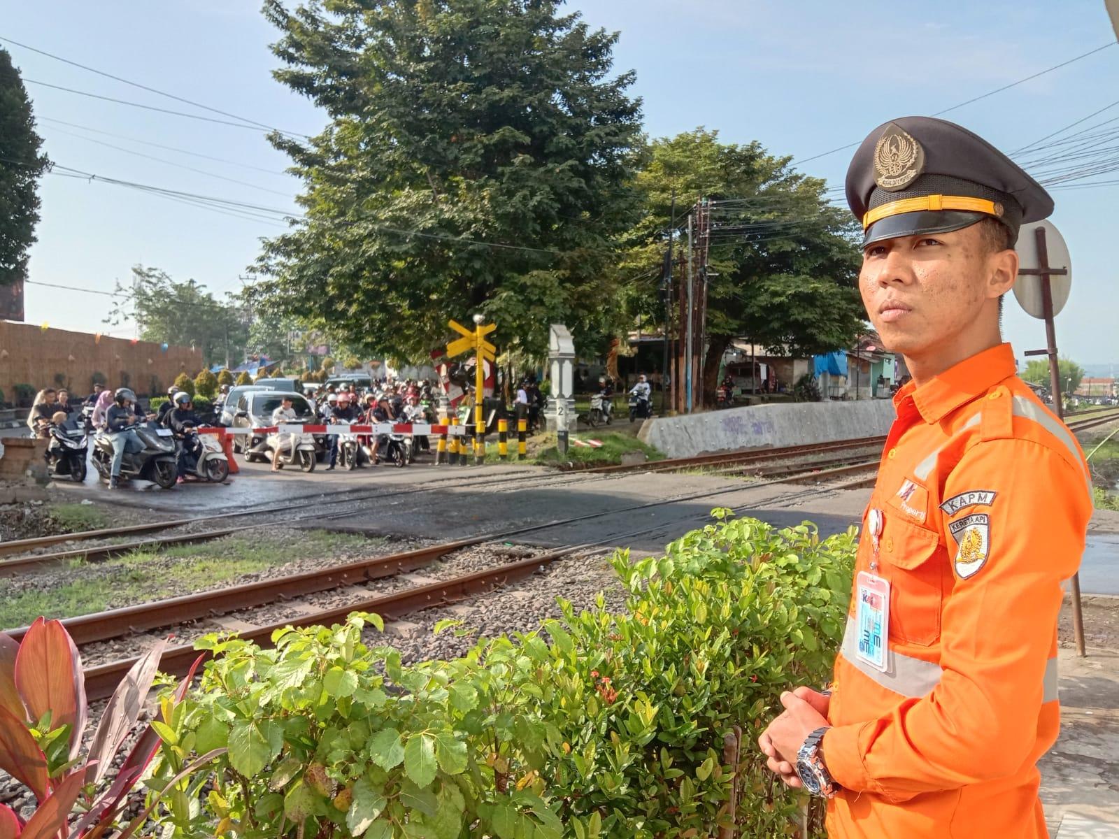 petugas-penjaga-palang-perlintasan-kereta-api-di-Purwakarta.jpg