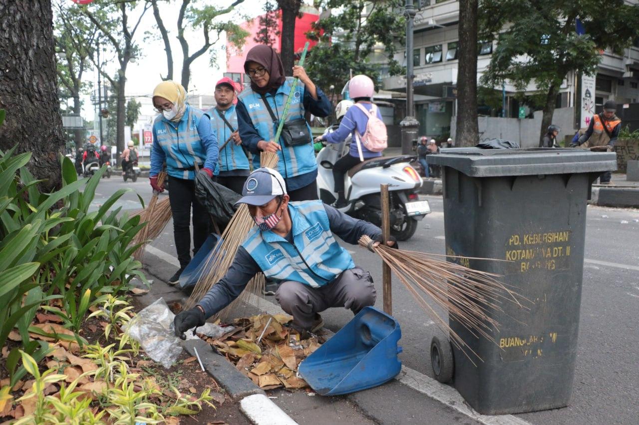 petugas-penyapu-sampah-Kota-Bandung.jpg