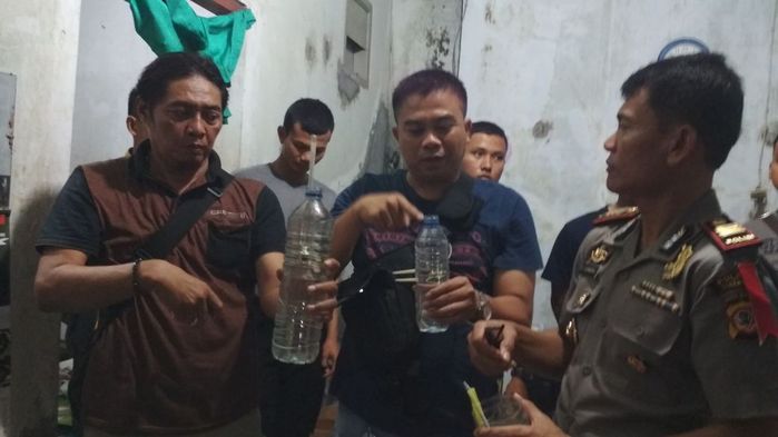 petugas-polres-cirebon-saat-menggerebek-rumah-pembuatan-miras-oplosan_20180426_142555.jpg