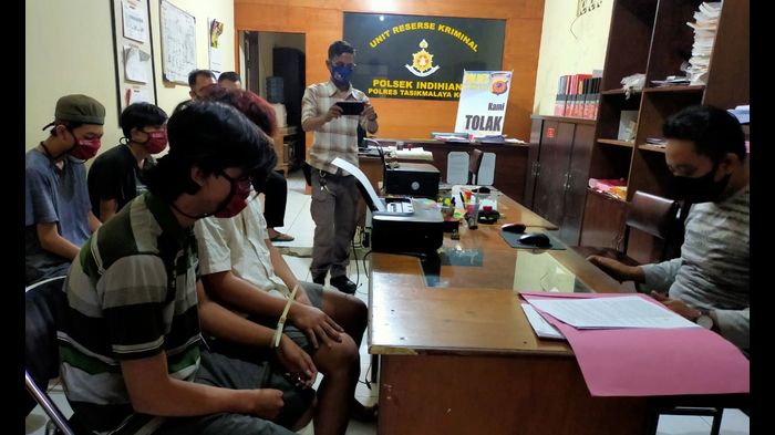 petugas-polsek-indihiang-polresta-tasikmalaya-pencuri-482020.jpg