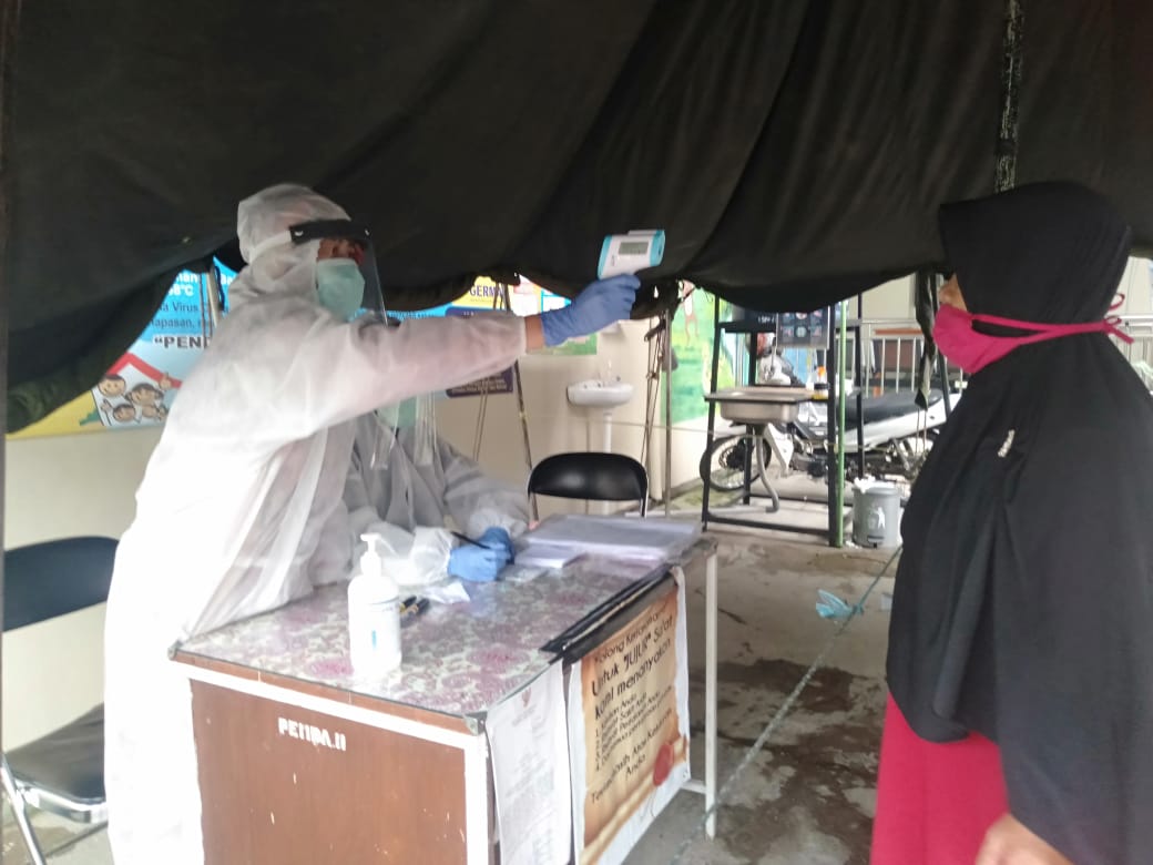 petugas-puskesmas-mengenakan-apd-di-tasikmalaya.jpg