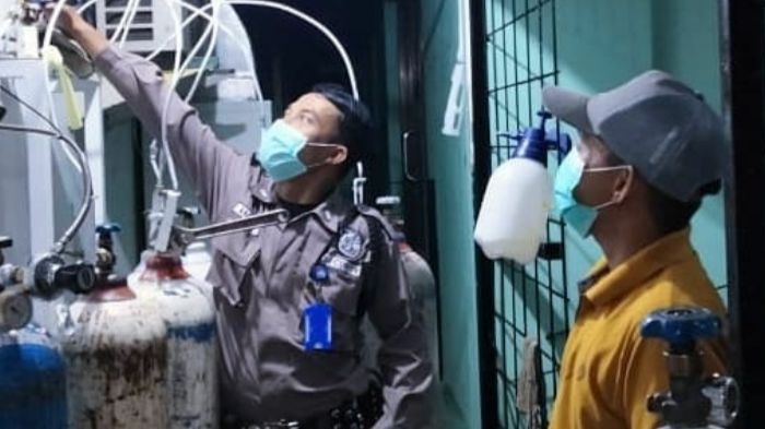 petugas-rsud-lembang-saat-mengecek-stok-oksigen.jpg