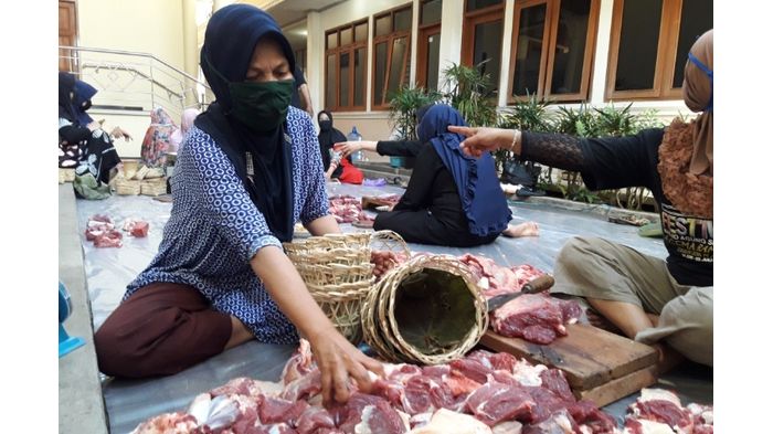 petugas-saat-memasukan-daging-kurban-ke-dalam-bongsang.jpg