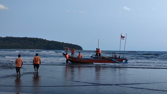 petugas-sar-mencari-korban-tenggelam-di-pantai-barat-pangandaran-rabu-512022.jpg
