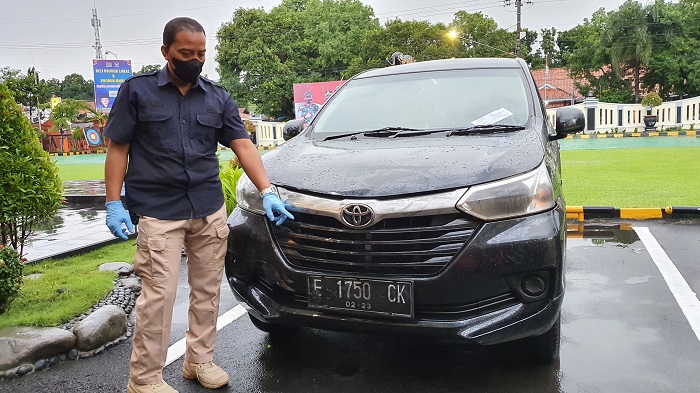 petugas-satreskrim-polresta-cirebon-menunjukkan-pelat-nomor-mobil-komplotan-maling.jpg