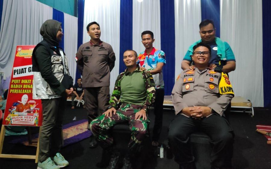 Kapolres dan Dandim Coba Layanan Pijat Gratis, Difasilitasi Bupati Indramayu buat Manjakan Pemudik