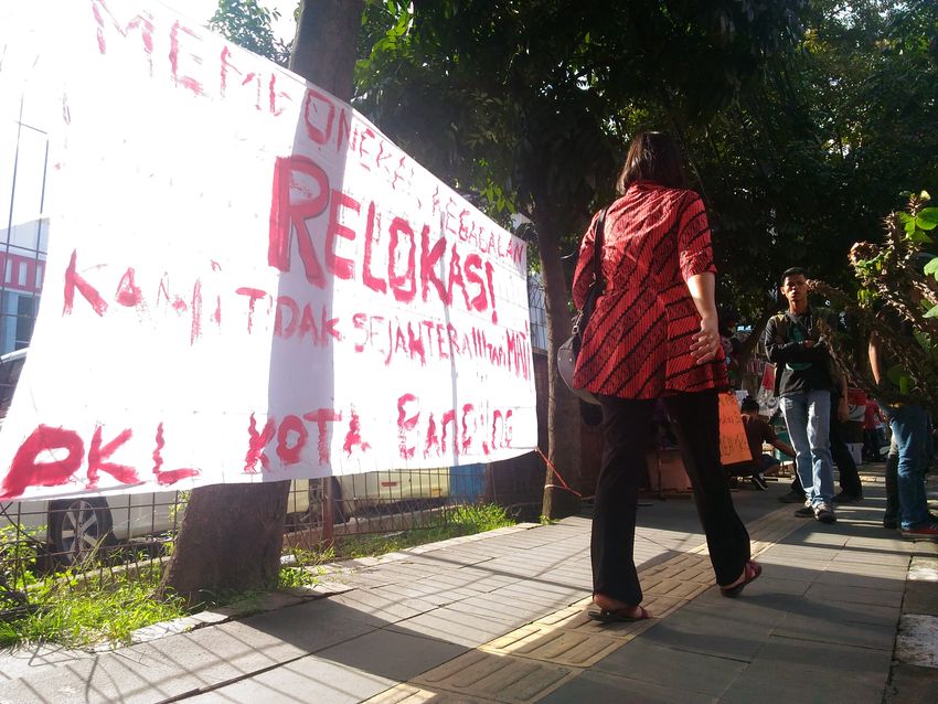 pkl-eks-jalan-merdeka-kota-bandung-protes_20160404_183034.jpg