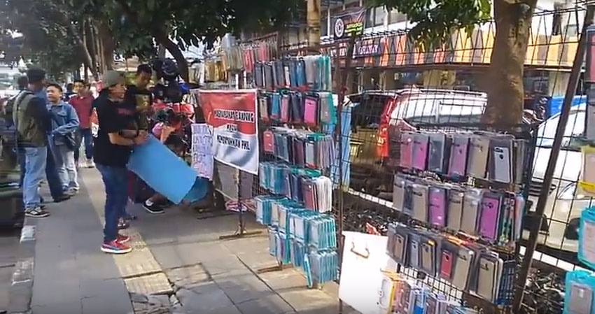 pkl-merdeka-kembali-jualan-di-trotoar_20160404_183534.jpg