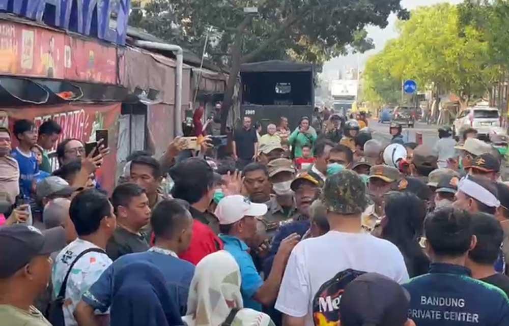 Pembongkaran Kios PKL Cicadas Bandung Memanas, Pedagang Protes Mengaku Tidak Ada Pemberitahuan Resmi
