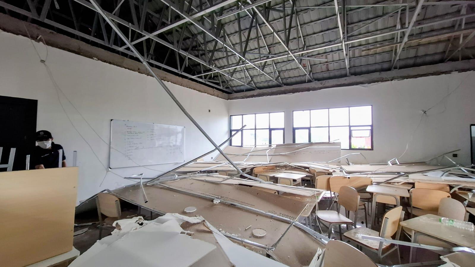 SAKSI KATA: Plafon Ruang Kelas SMKN 1 Soreang Ambruk, Padahal Bangunan Baru