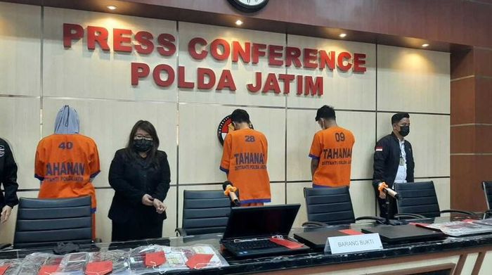 polda-jatim-mengamankan-tiga-penagih-pinjol-kompascomachmad-faizal.jpg