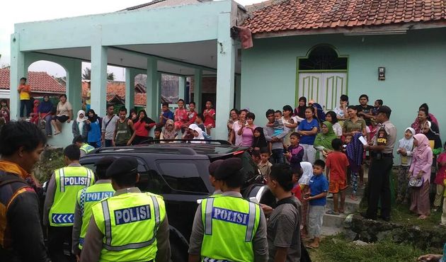 Seorang Perempuan Ngamuk di Mushala dan Pukuli Anak-anak