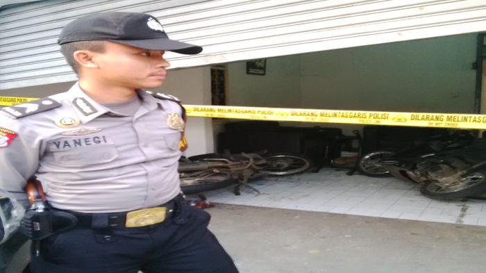 polisi-berjaga-di-kantor-harian-umum-cianjur-ekspres-yang-sudah-digaris-polisi_20160411_072918.jpg