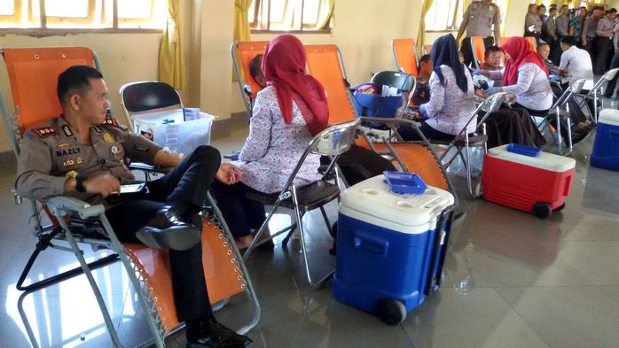 polisi-donor-darah_20160624_152449.jpg