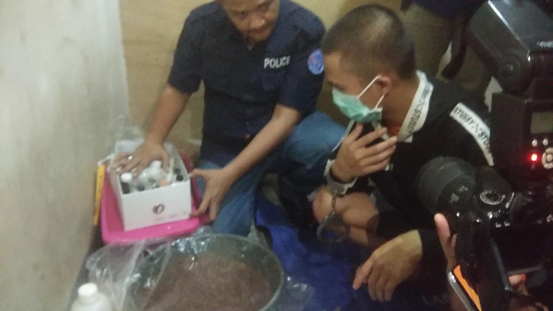 polisi-gerebek-tempat-buat-ganja-sintetis.jpg