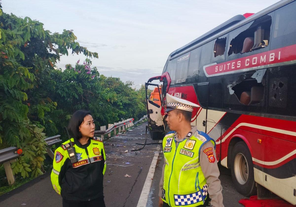 jabar/polisi-kecelakaan-maut-di-tol-cipali-km-72.jpg
