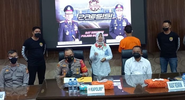 polisi-menggelar-konferensi-pers-kasus-perampasan-nyawa-satpam-pabrik.jpg