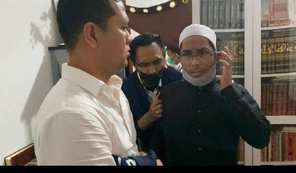 polisi-menggiring-ustaz-maaher-dari-rumahnya.jpg